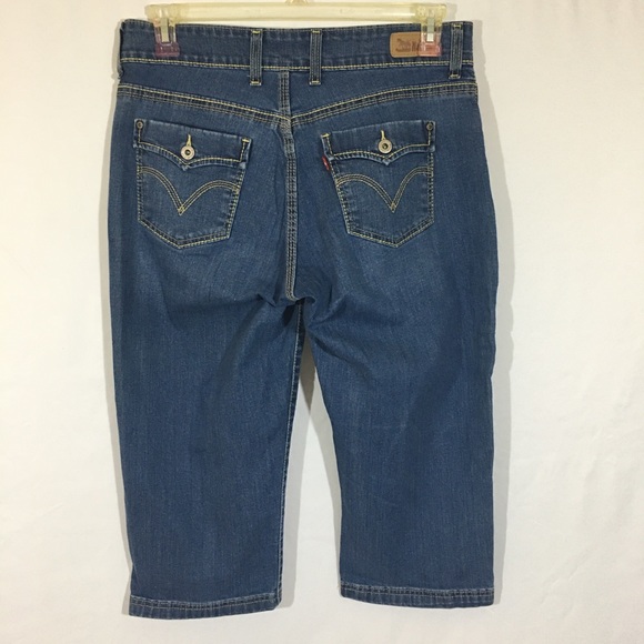 Women’s Levi’s Dark Washed Capris Pants - Picture 5 of 14